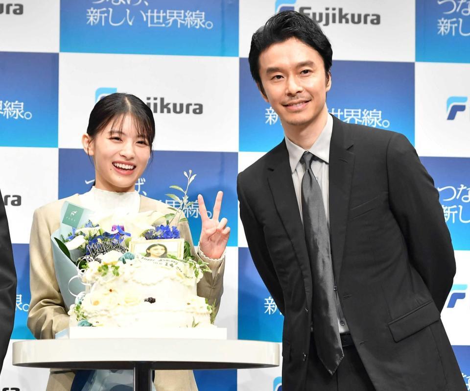 長谷川博己 新入社員役に全力！清潔感満載のスーツ姿 巨大名刺差し出し