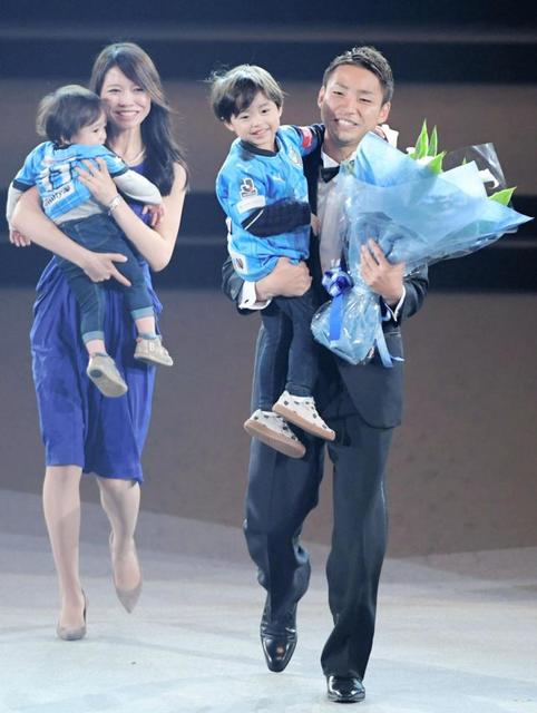 川崎・小林がMVP 得点王＆初Vとの“3冠”獲得 家族も壇上で祝福