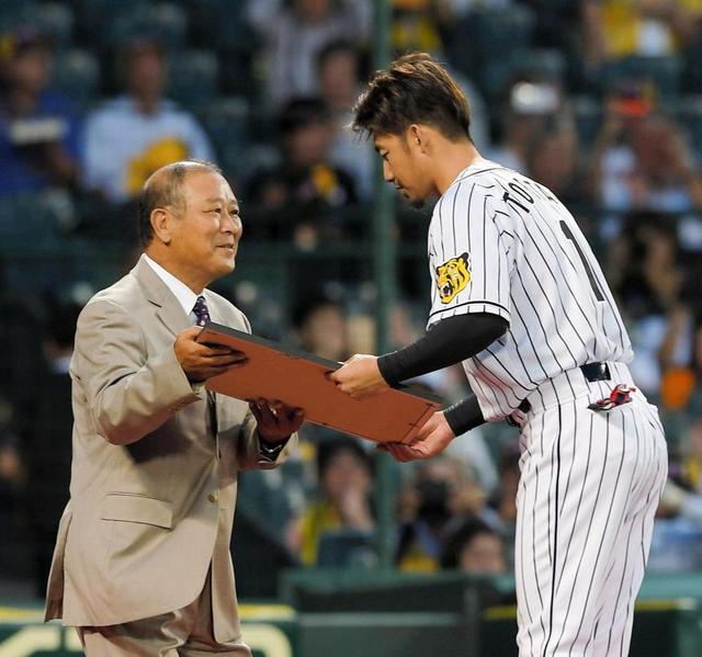 2000安打記念して「鳥谷敬デー」開催 藤田平氏から記念品贈呈