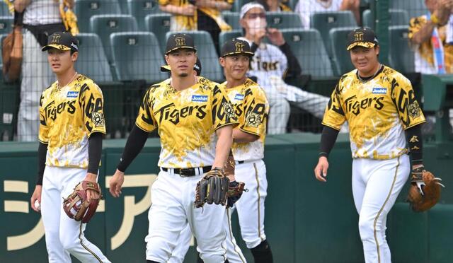 阪神 今年もこの季節がやってきた ウル虎の夏ユニホーム初披露 試合前