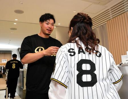 阪神 佐藤輝明がアパレルブランドで1日店長 ブラックスタイルで“満点