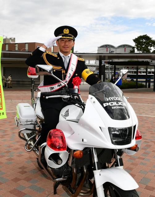 阪神・伊藤将司が1日警察署長就任 制服姿で白バイ乗車「捕まらない