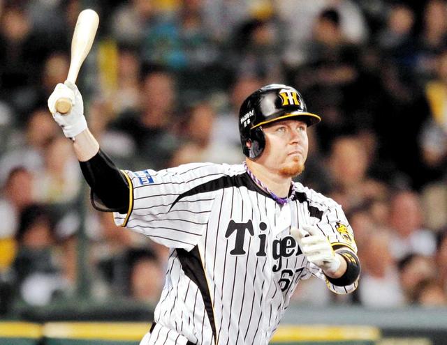 阪神 ブラゼル氏がフライドチキンを手に日本一を祝福 背景にカーネル