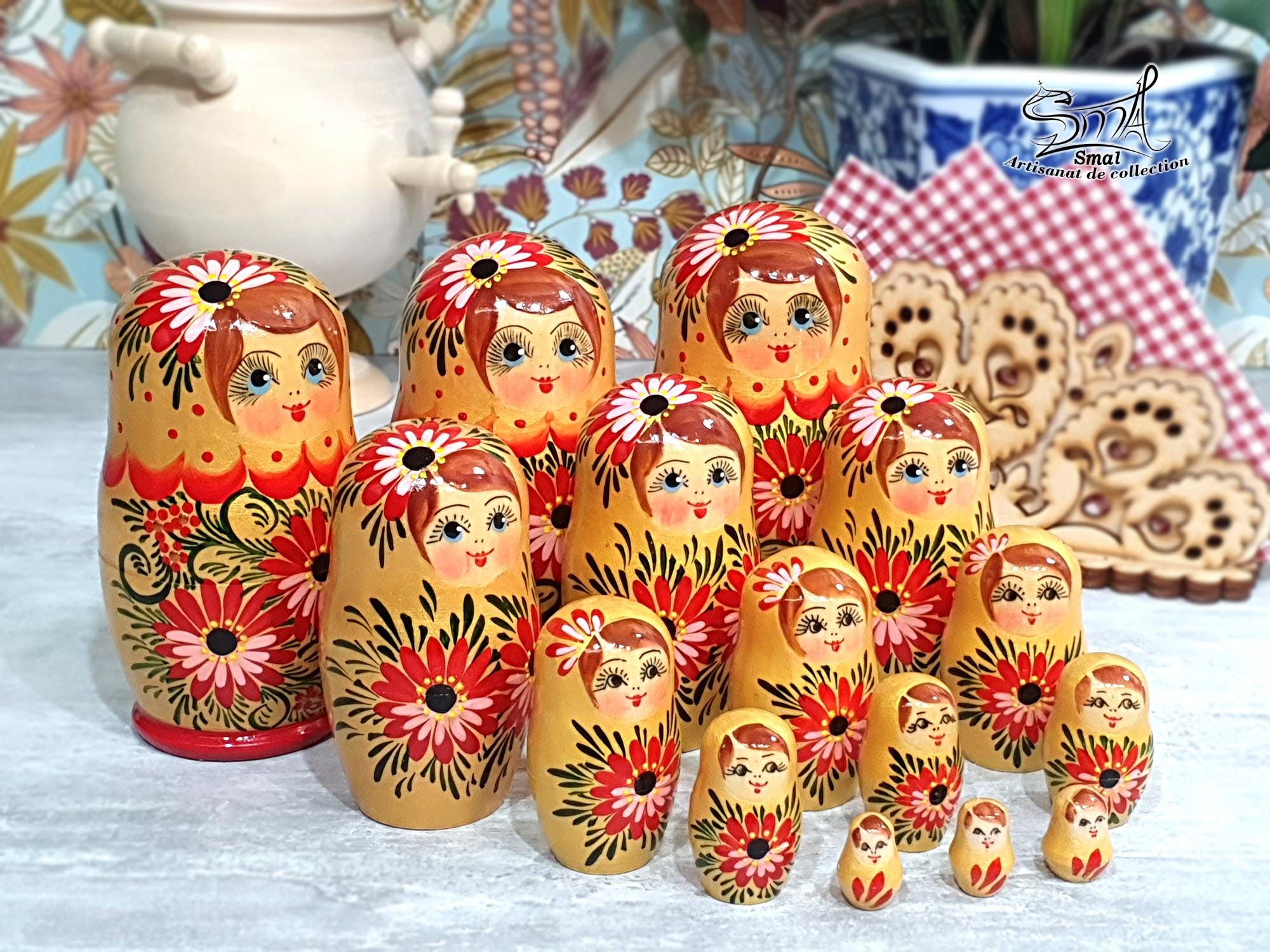 金色のロシアの入れ子人形5体セット。手描きの木製マトリョーシカに花