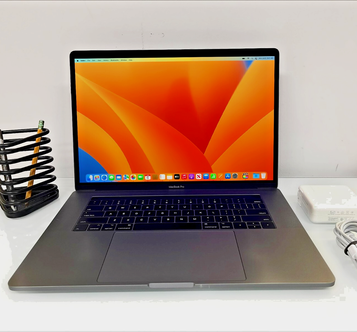 MacBook Pro 15in Touchbar - Core i7 512GB SSD 16GB RAM Radeon 560X