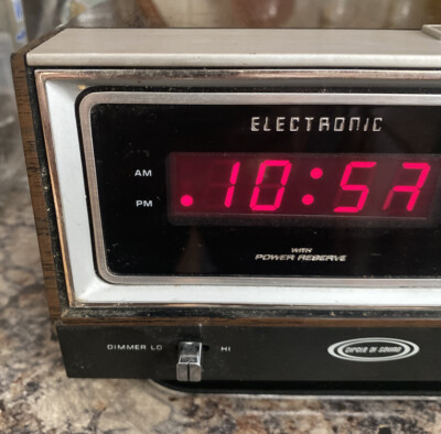 Zenith Model R472 Vintage Solid State Circle of Sound AM FM Alarm