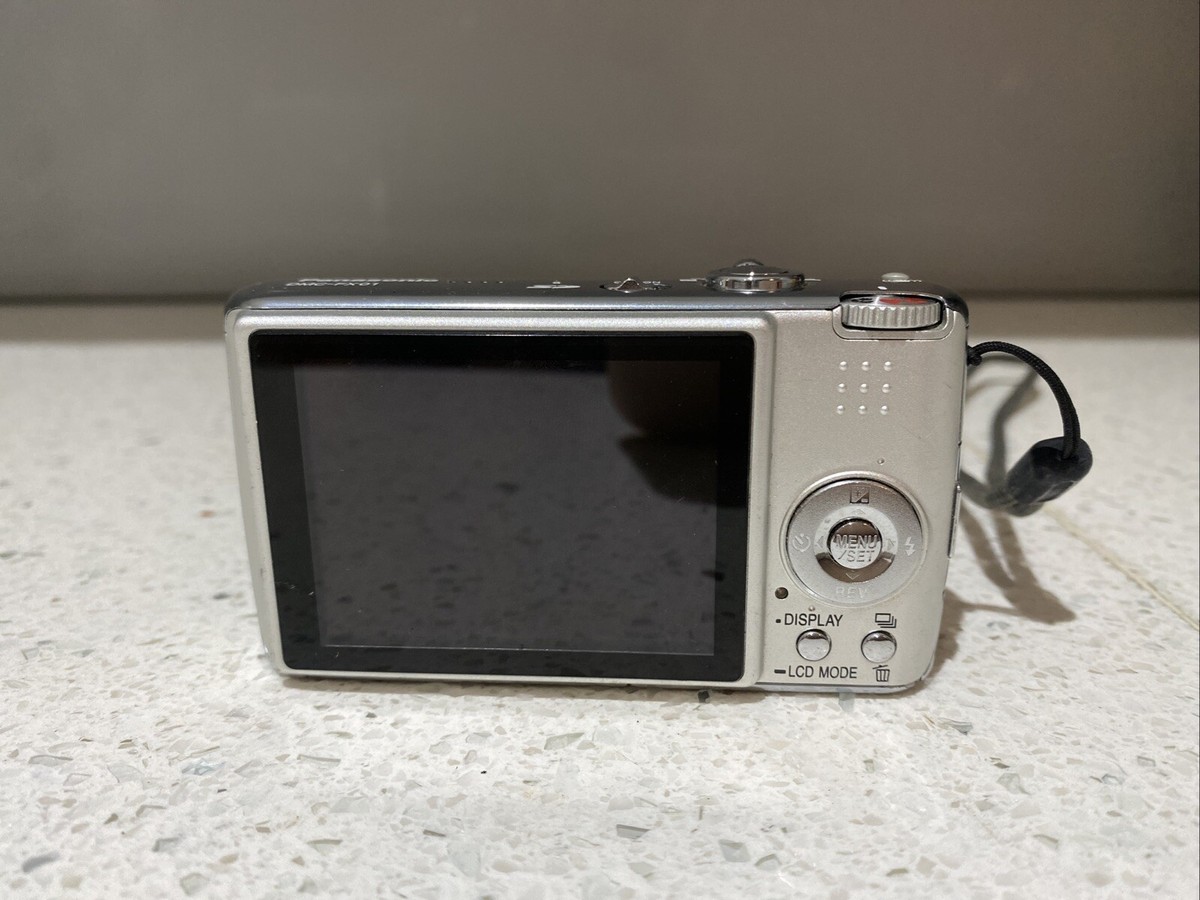 Panasonic Lumix DMC-FX01 Digital Camera + Genuine Battery 6.0MP
