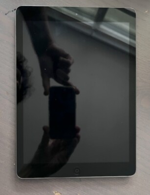 Apple iPad Air -- 1st Gen -- 32GB -- Wi-Fi -- 9.7