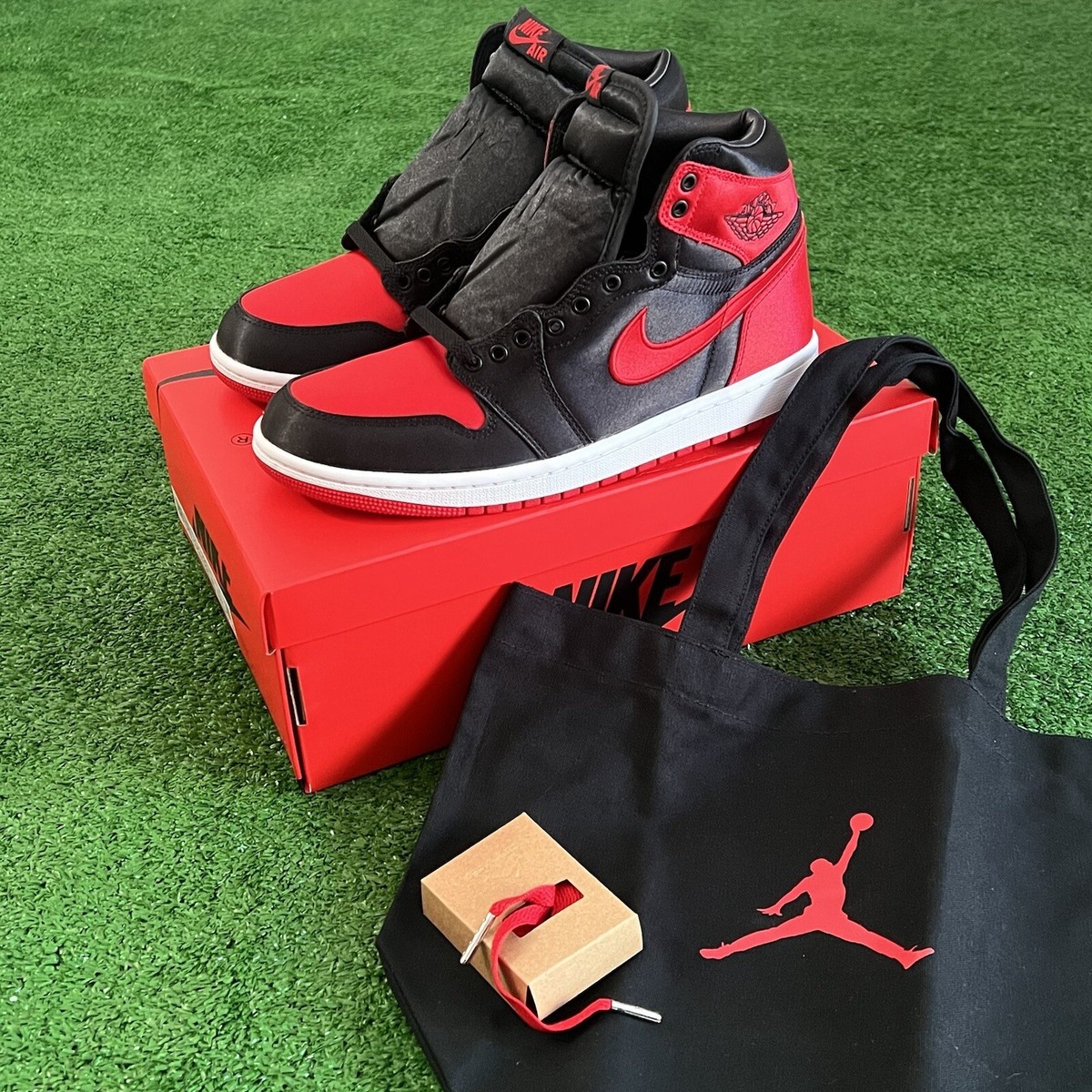 Nike Air Jordan 1 Retro High OG Satin Bred Womens 10 / Mens 8.5