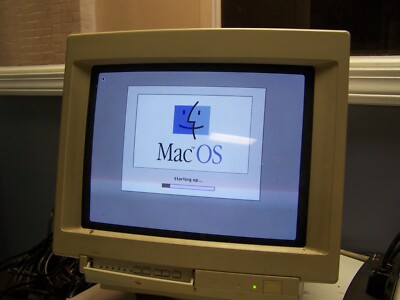 Macintosh Quadra 800 M1206 32MB RAM, 1GB HD, 1.44 Floppy Drive
