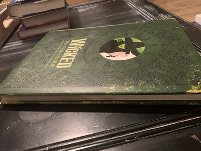 Wicked : The Grimmerie, a Behind-The-Scenes Look at the Hit