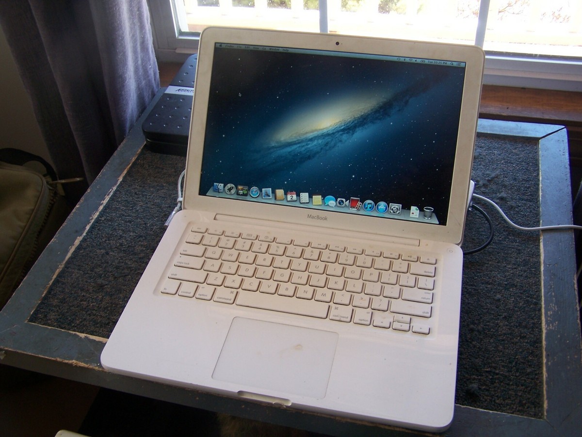 Apple MacBook 7.1 Core 2 Duo 2.4GHZ 2GB RAM 250GB HDOS X 10.8