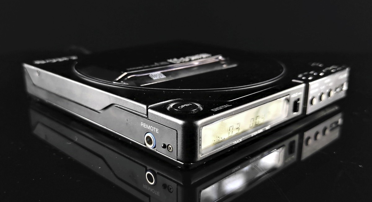 Sony Discman D-25 D-250 CD Player with Soft Case BP-2EX and AC-940