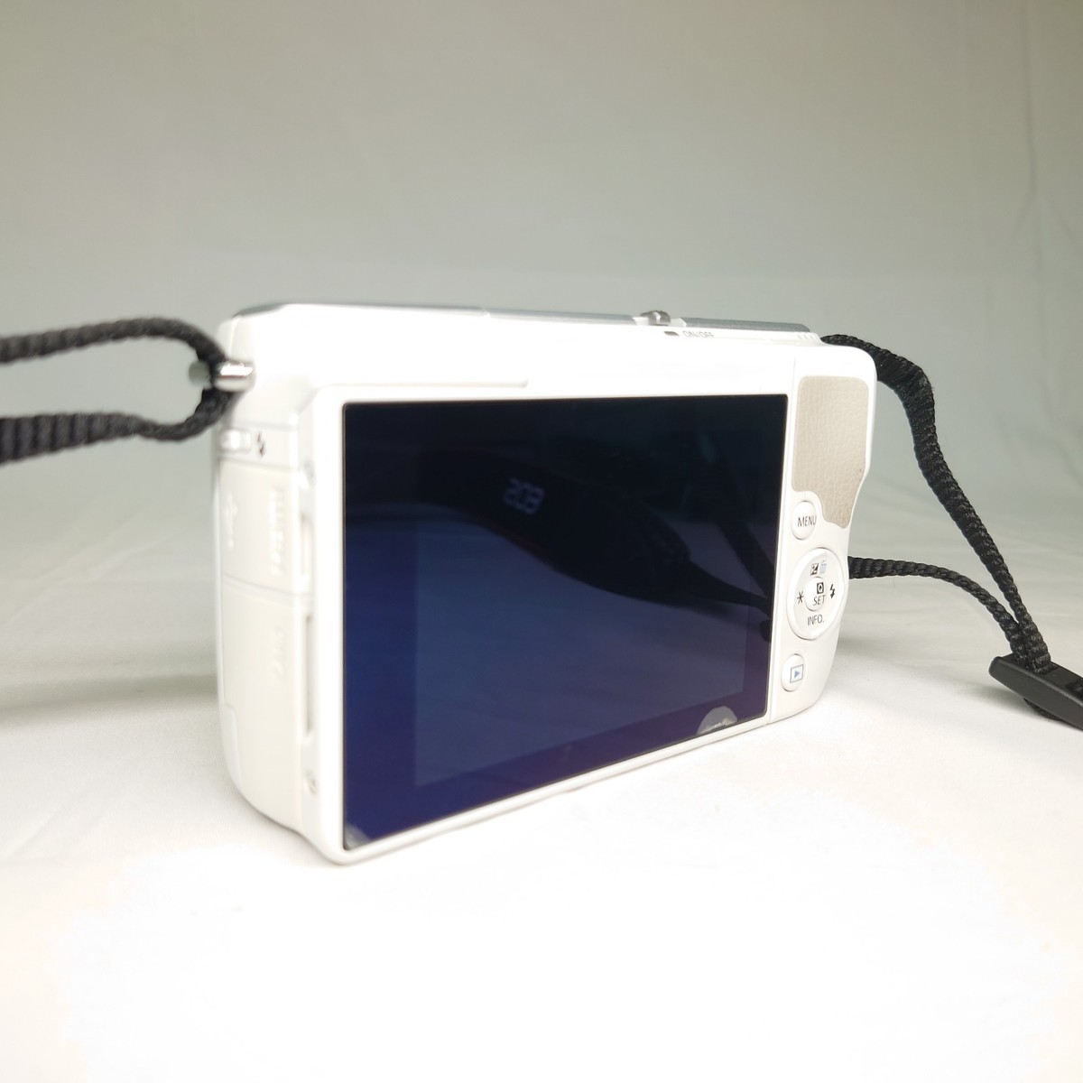 EXC+++] Canon EOS M10 18.0MP camera - White 15-45mm Lens From