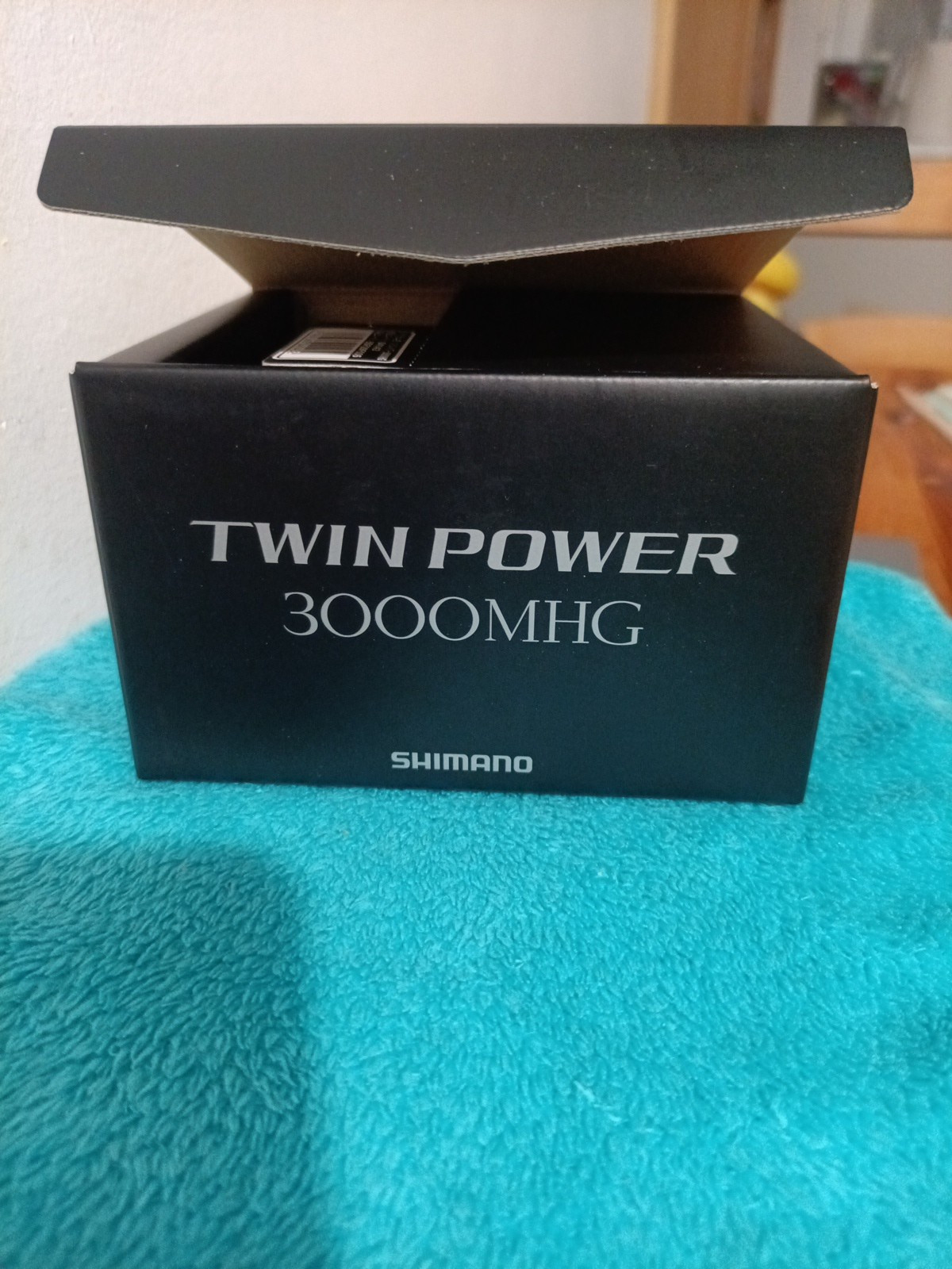 Shimano 20 TWIN POWER 3000MHG Spinning Fishing Reel Made in Japan