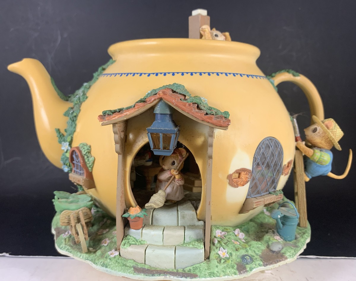 Enesco Teapot Bungalow Lighted Whiskerflick Famlily Mice House