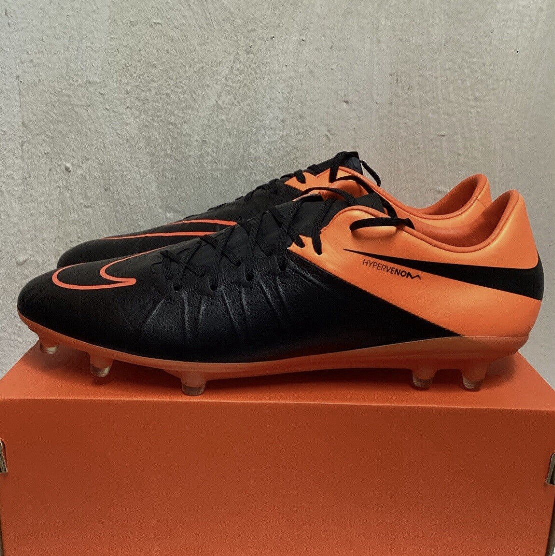 NIKE HYPERVENOM PHINISH LTHR FG BLACK/ORANGE SOCCER CLEATS SIZE 11