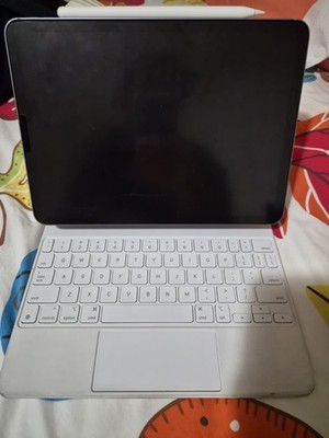 Apple iPad Air (5th Gen) + Magic Keyboard + Apple Pencil 2