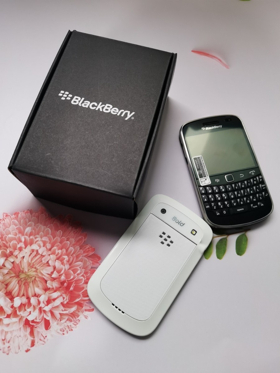 BOXED BlackBerry Bold Touch 9930 8GB (Black/white) Unlocked phone