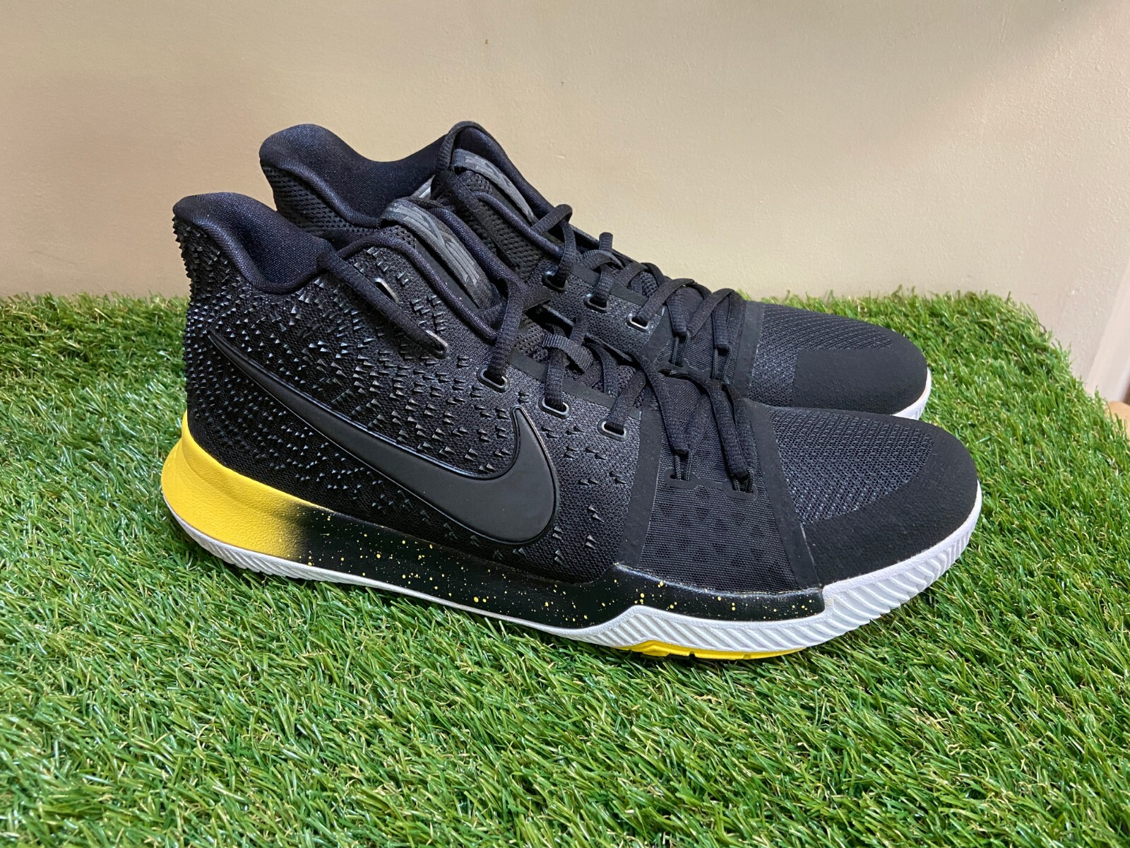 Nike Zoom Kyrie 3 Black Yellow Mens Basketball Shoes Sz 13.5