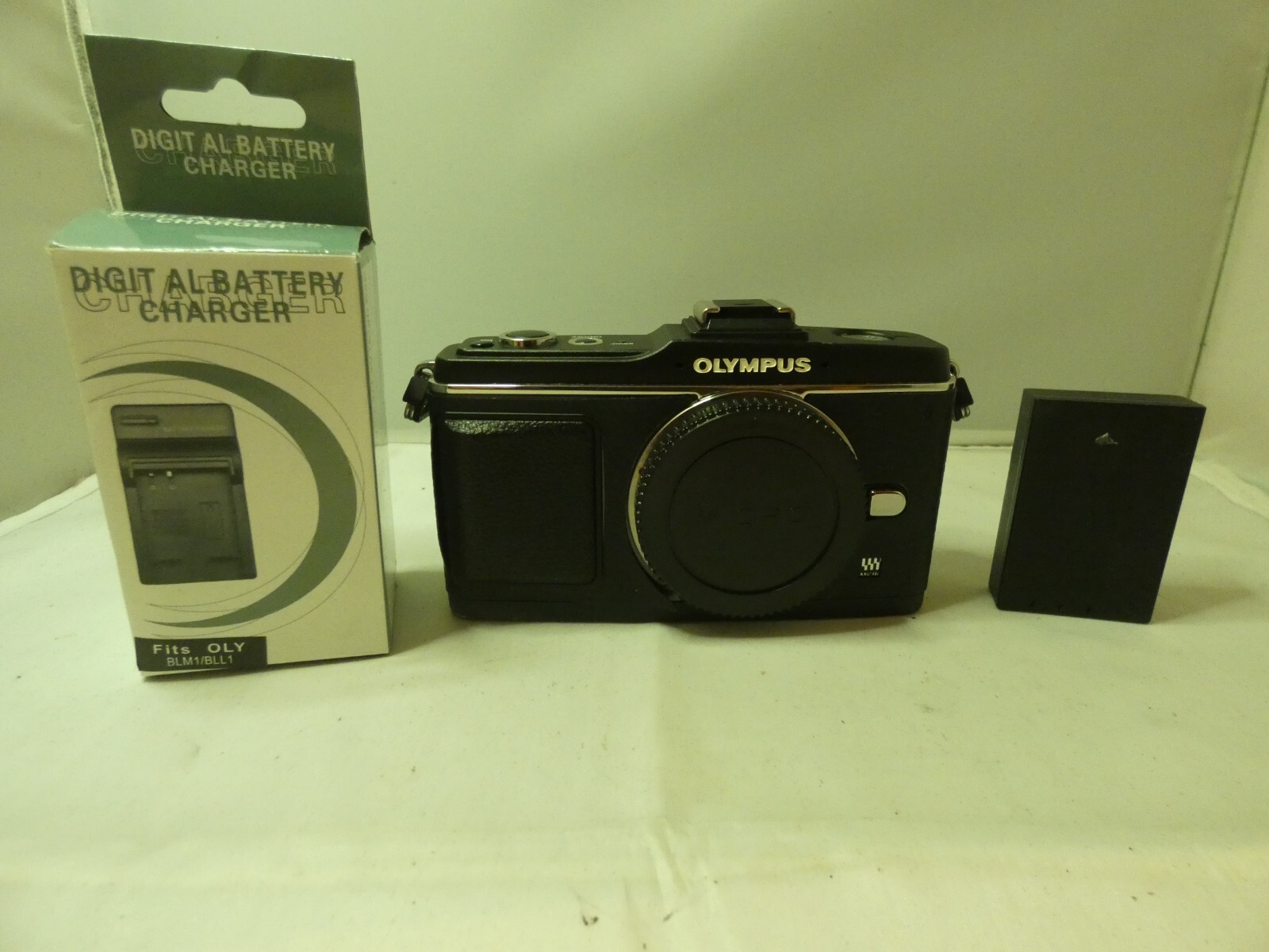Olympus E-P2 12.3MP Black (Body Only) Shutter count is 10K. Fully