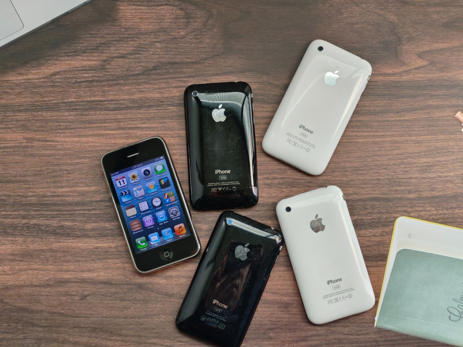 Apple iPhone 3GS(iPhone 3rd gen)8GB/16GB/32GB Black/White UNLOCKED