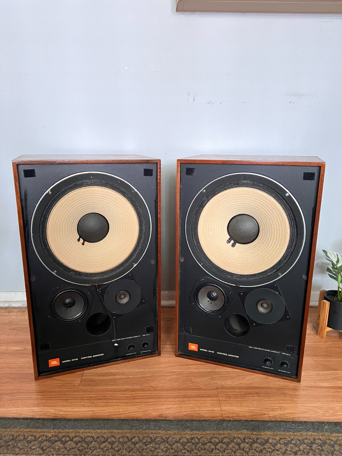 PAIR OF VINTAGE JBL 4311B BOOKSHELF SPEAKERS PERFECT WORKING
