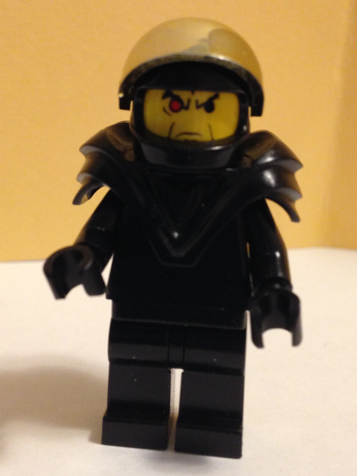 Lego alp008 Ogel with black hands - chrome gold visor Mini Figure