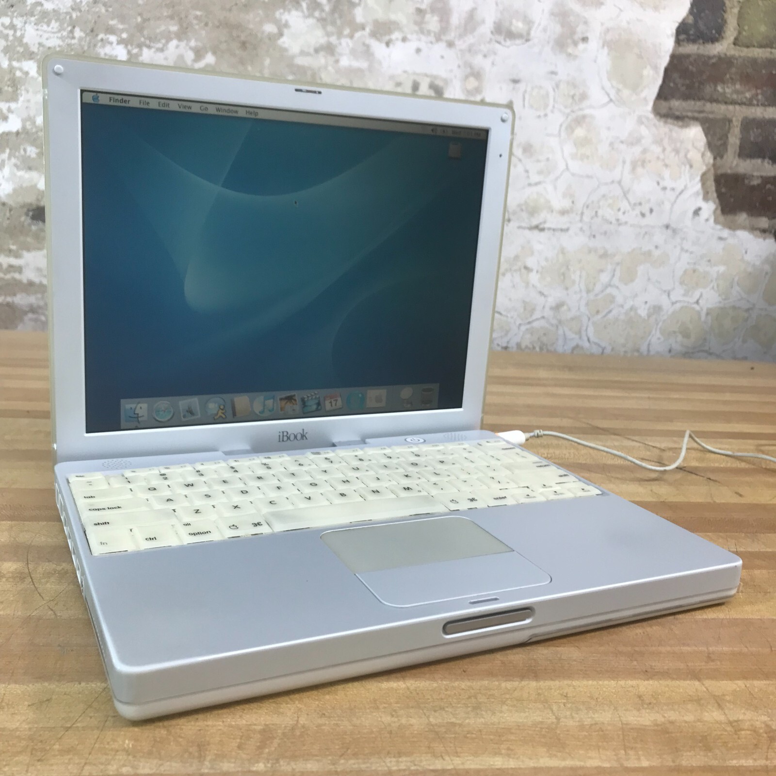 Vintage 2002 Apple iBook G3 Laptop PowerPC 600MHz 640MB RAM (OS
