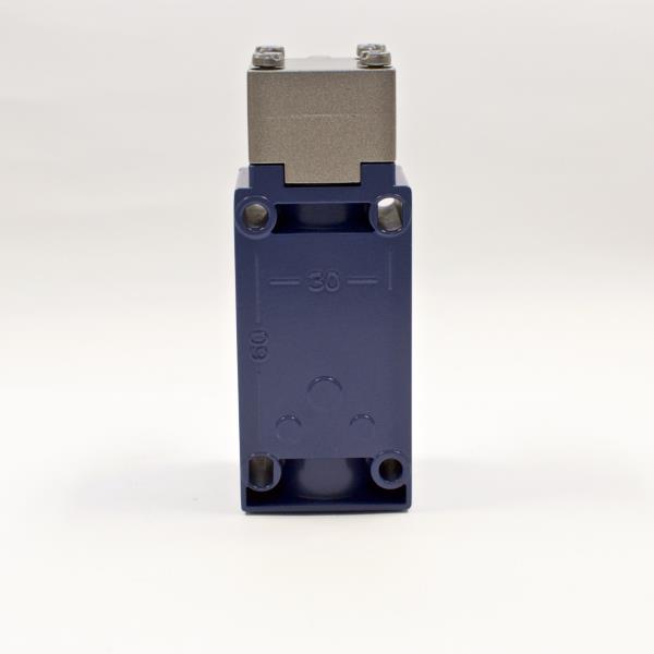 Telemecanique XCKJ10541 Limit Switch, Spring Return Roller Lever