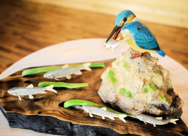 水を飲むスズメ、魚捕らえるカワセミ…今にも動き出しそうな木彫の野鳥