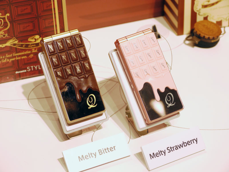 甘くとろけそうな携帯電話、板チョコをモチーフにしたNTTドコモの携帯