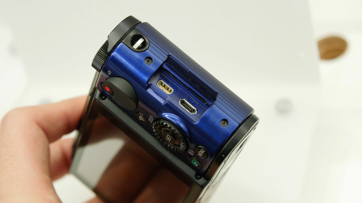 カメラマンも簡単にみんなと一緒に写真が撮れるカシオのコンデジ「EX