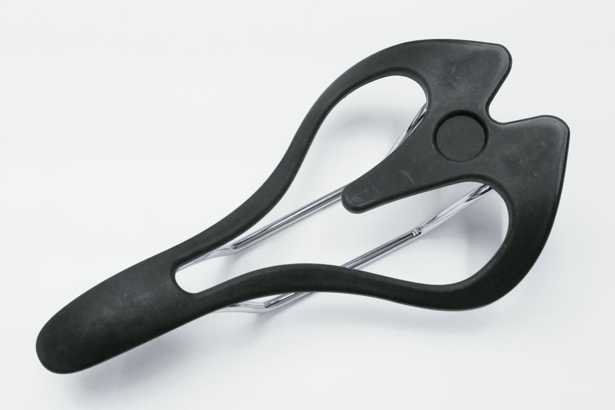 奇抜な見た目を裏切る異次元の乗り心地の自転車サドル「Infinity Seat