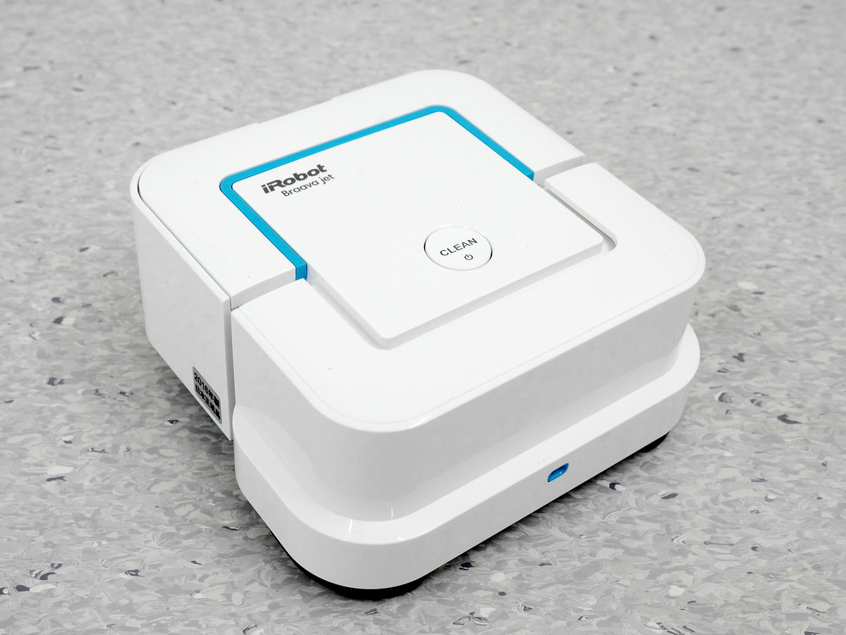 水を噴射して汚れをこすり落とす床拭きロボット「ブラーバ ジェット