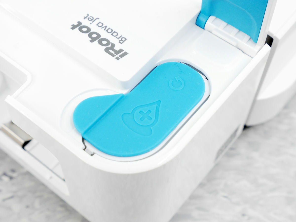 水を噴射して汚れをこすり落とす床拭きロボット「ブラーバ ジェット