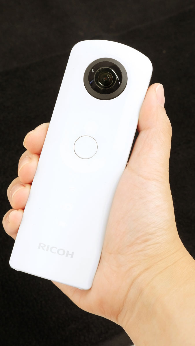 低価格なのに簡単かつ高画質な360度写真の撮影が可能な「RICOH THETA