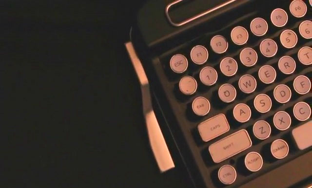 現代によみがえるBluetooth接続のタイプライター型キーボード「PENNA