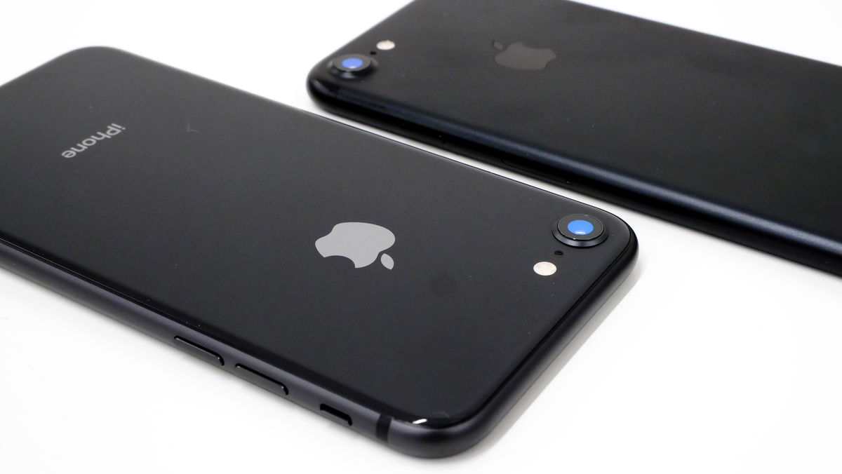 iPhone 8 ブラック64GB SIMフリー（画面角に割れあり・動作良好