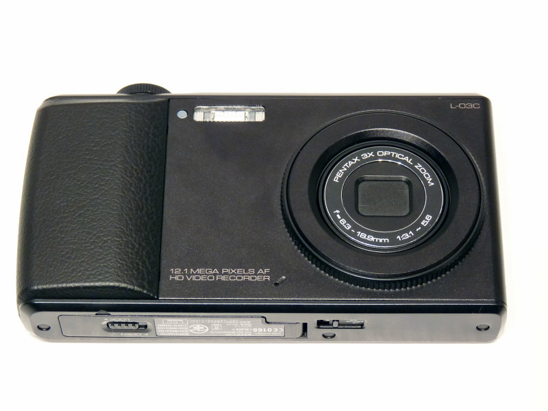 どう見ても「携帯電話付きデジカメ」、沈胴式レンズを搭載したNTT