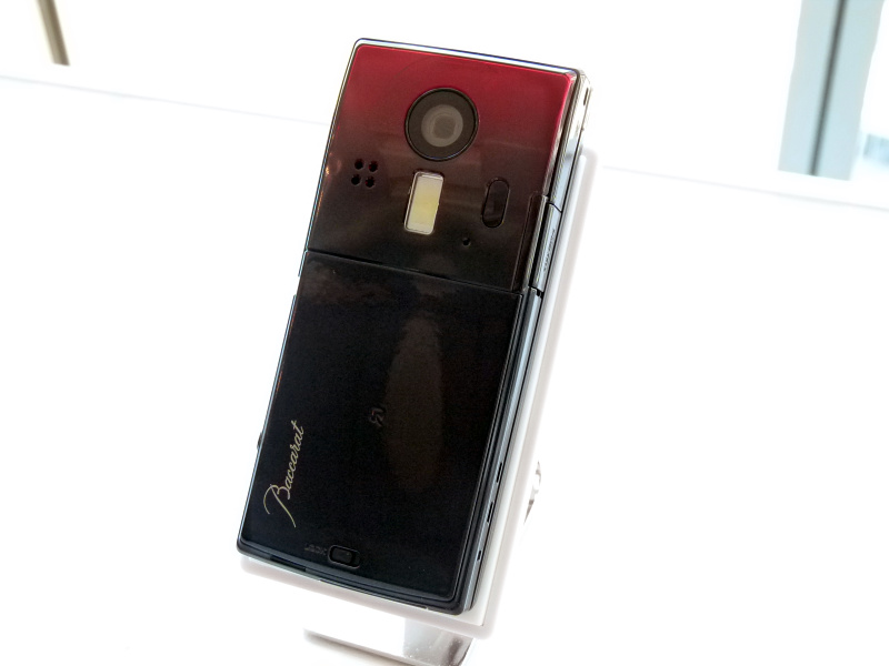 NTTドコモの未発表機種「SH-09C」超速攻フォトレビュー、バカラとの