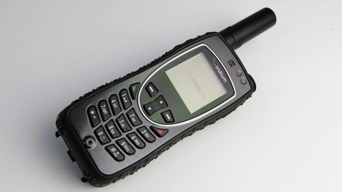 780km上空の人工衛星を基地局にして僻地から通信・通話ができる携帯