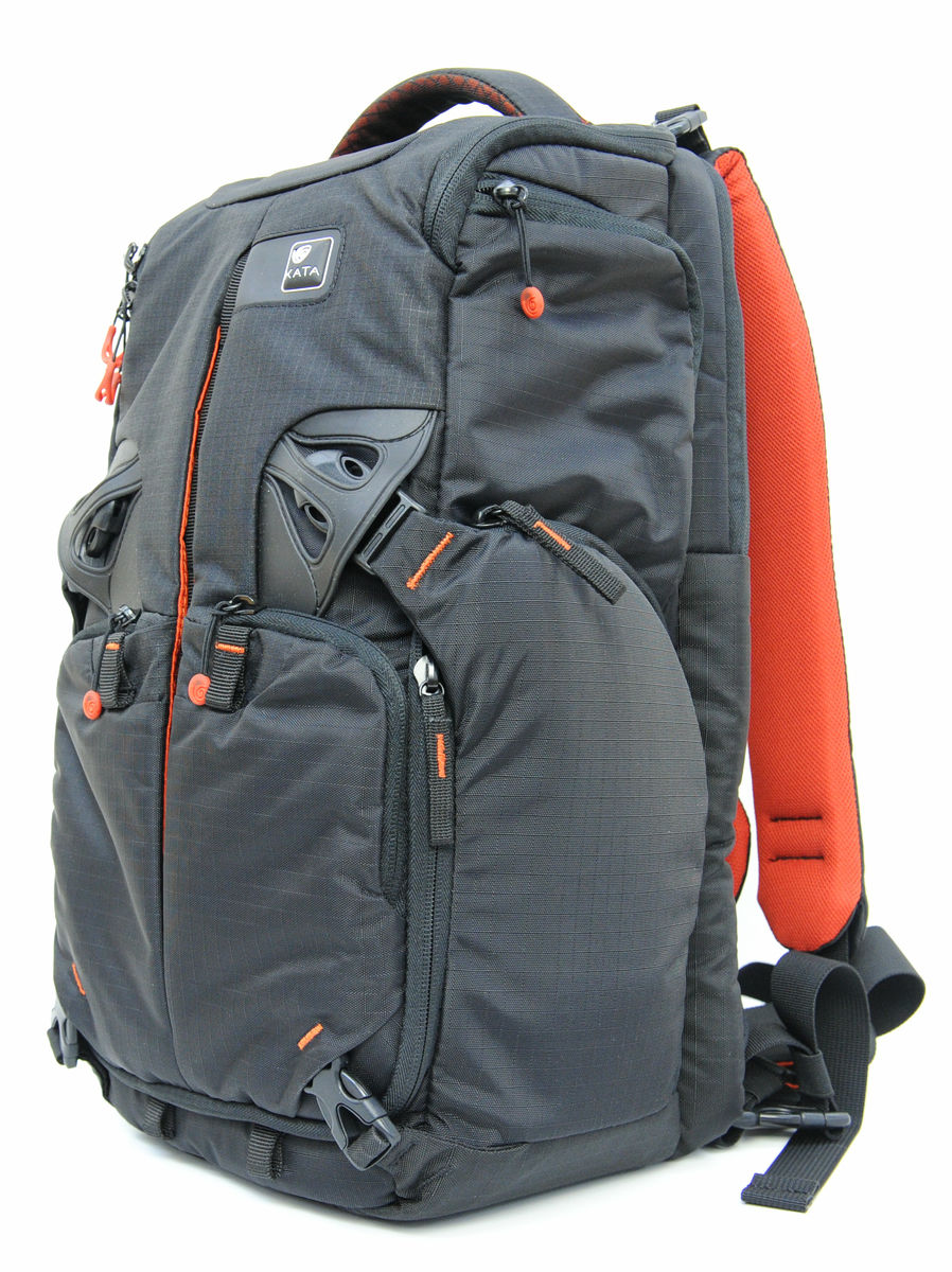 スリングバッグとバックパックのいいとこ取りができ、デジタル一眼