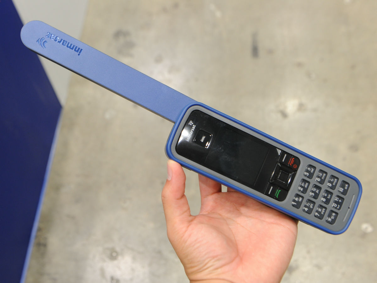 月額基本使用料4900円の衛星電話ドコモ「IsatPhone Pro」実機フォト