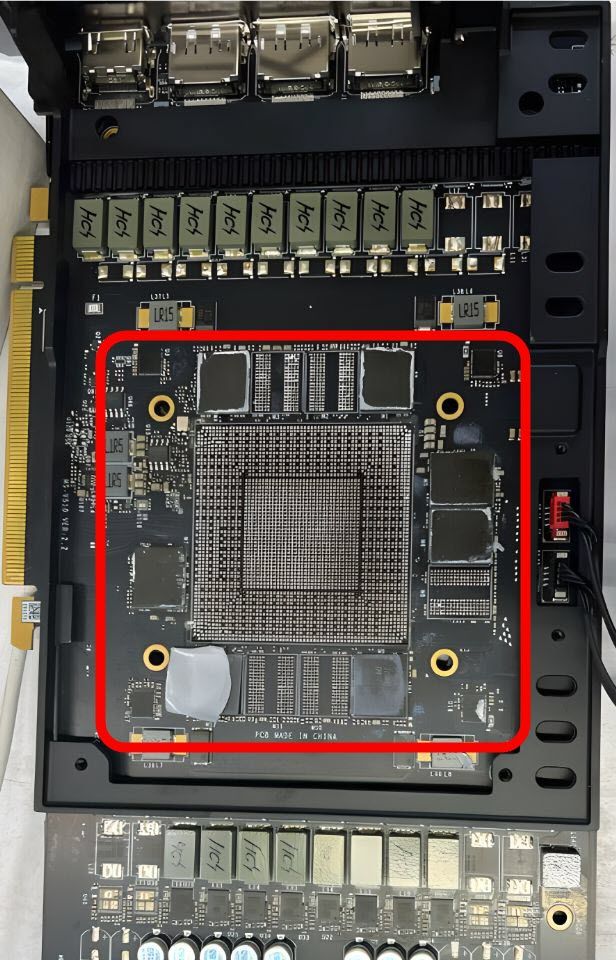 GPUとVRAMを抜き取って光る板と化したGeForce RTX 4090」が中古市場で