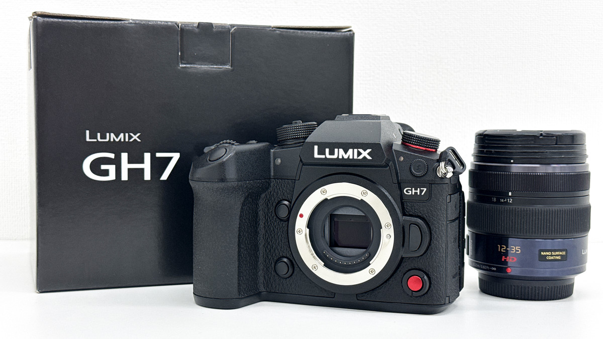 パナソニックのミラーレス一眼カメラ「LUMIX DC-GH7」の外観を前モデル