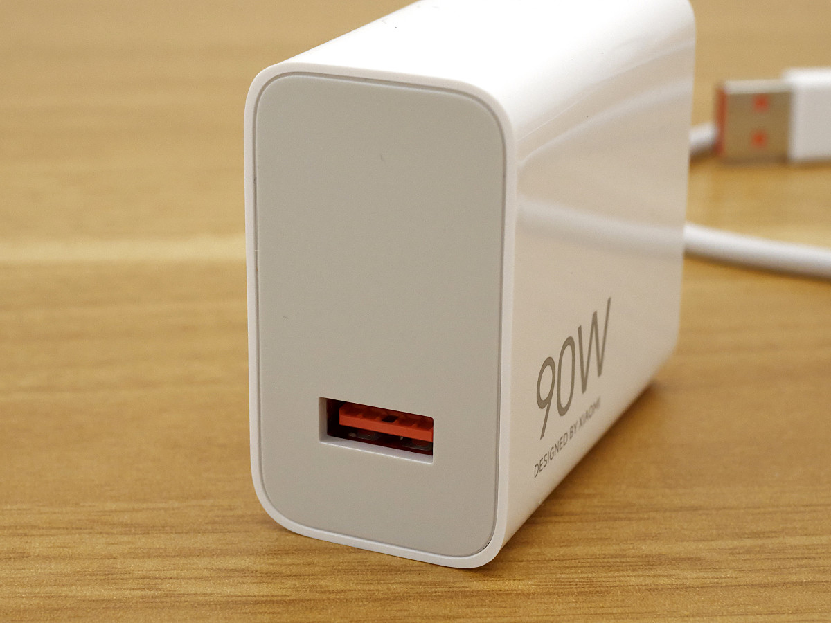 1時間以内にフル充電できる90Wの急速充電器が付属する「Xiaomi 15」の