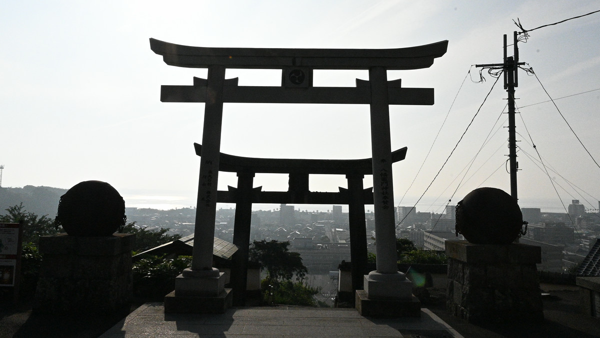 鬼が造った99段の石段の上にそびえる「八幡竈門神社」と太宰府の鬼門を