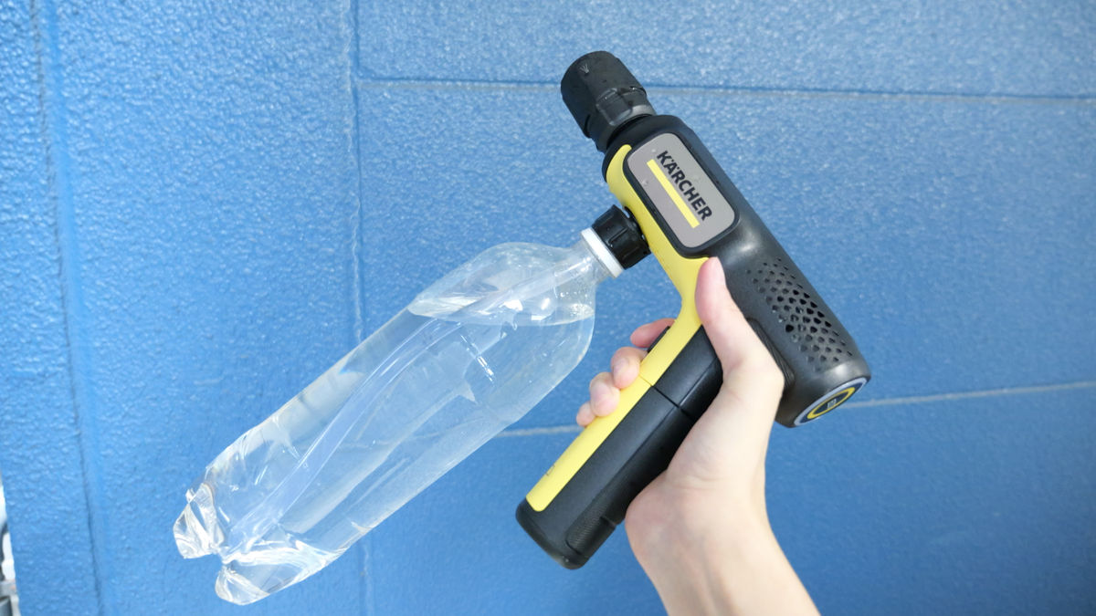 片手で持てて市販のペットボトルをそのままタンクとして取り付けられる