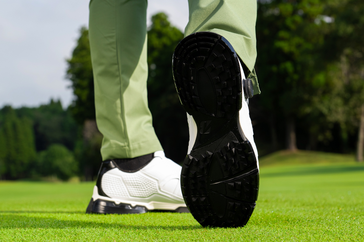 Bite！スパイクレスなのに芝に噛みつく ブリヂストン「ゼロ・スパイク